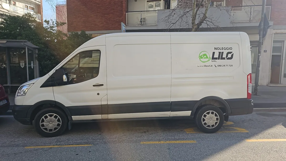 Furgone Ford Transit XL a noleggio Lilo SRL Trieste